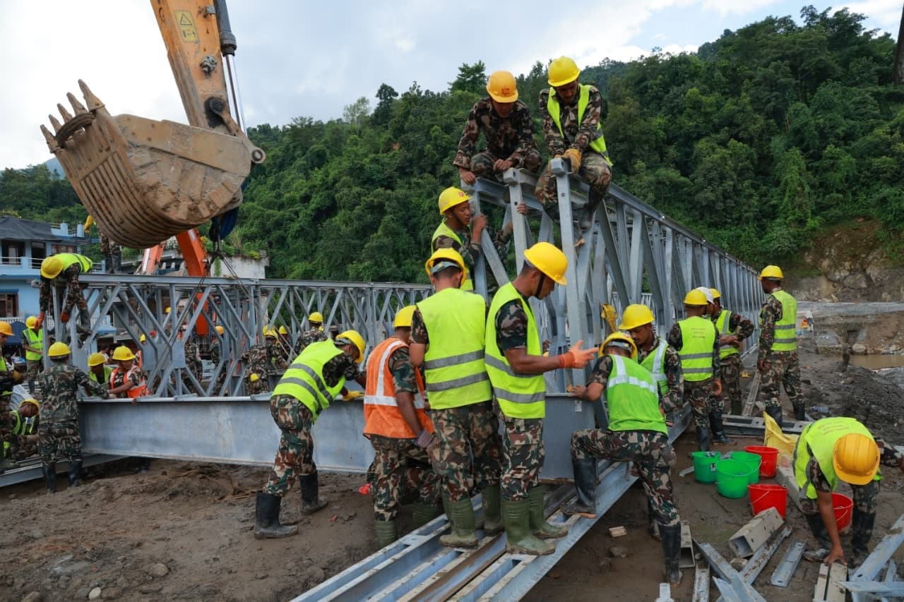 सेनाको इन्जिनियरिङ फौजबाट ५५ जना देवीघाटमा बेलीब्रिज निर्माणमा परिचालन