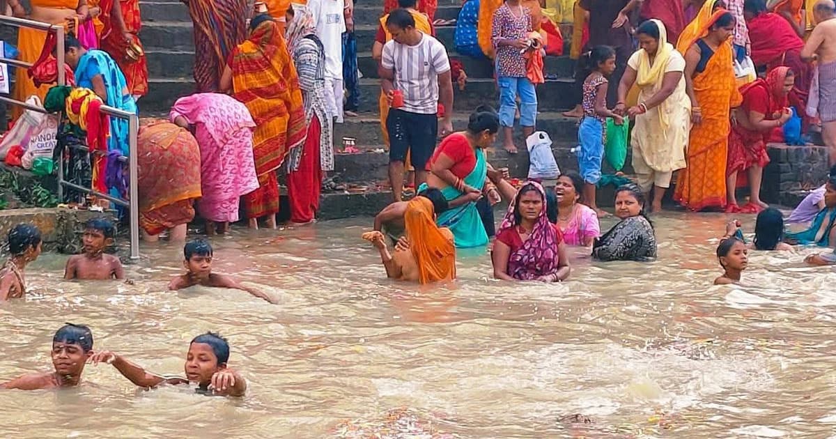 दूधमतीमा भव्य शाही स्नान, साँझ सवा लाख दीप जलाइने