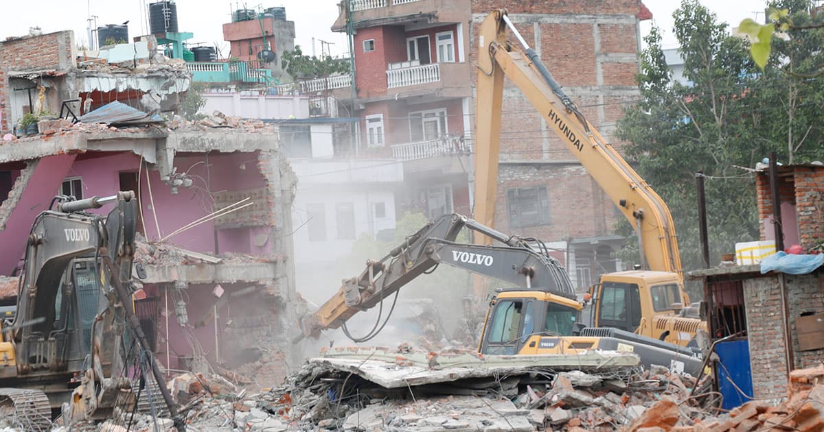 धमाधम भत्काइँदै धोबीखोलाका पक्की घर