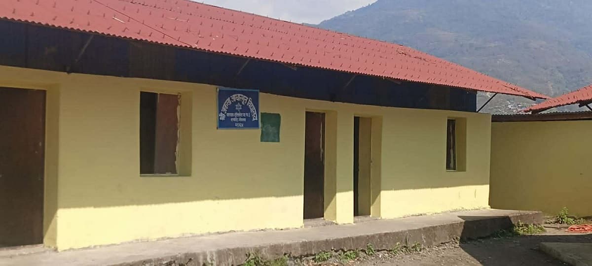 कक्षाभरि झुसिल्किराः शिक्षक र विद्यार्थी जीउ कन्याउँदै हैरान