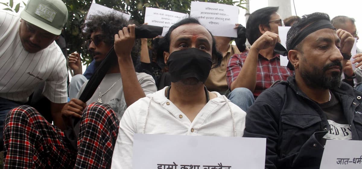 मुखमा पट्टी बाँधेर कलाकार माइती घरमा बस्नुपर्ने अवस्था किन आयो ?