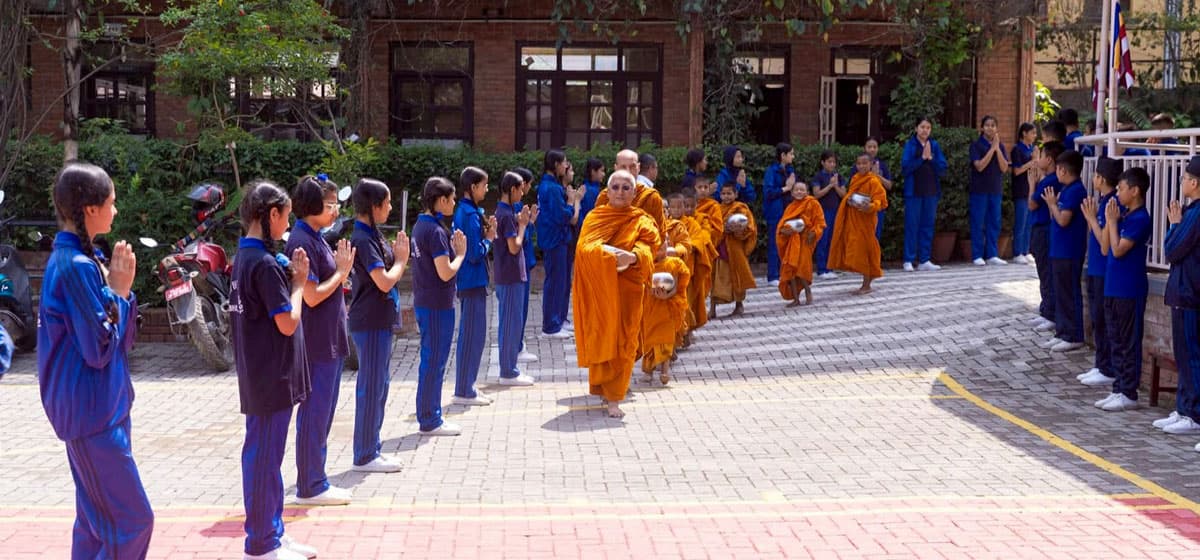 दान नै धर्म हो बुझाउन विद्यालयमा मुठीदान