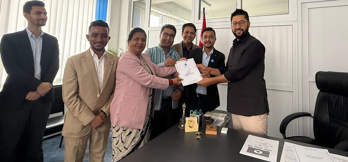 स्थानीय तह उम्मेदवार छनोट रूपरेखाको मस्यौदा सभापति लामिछानेलाई हस्तान्तरण
