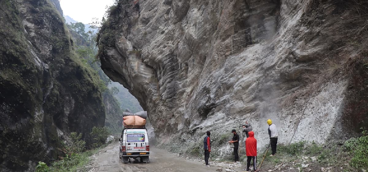 कालीगण्डकी करिडोर : पहाड काटेर सडक फराकिलो बनाउन सुरु