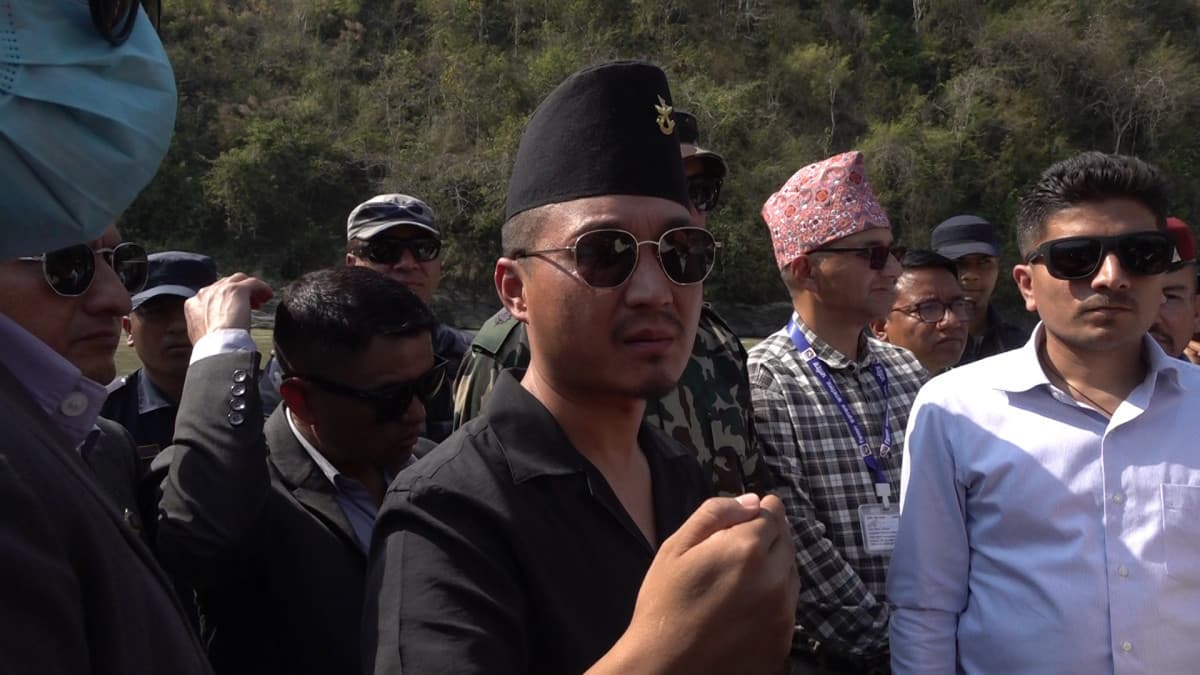 नागढुङ्गा–मुग्लिङ सडक अनुगमनमा गृहमन्त्रीः काममा ढिलासुस्ती भए कालोसूचीमा राख्ने चेतावनी