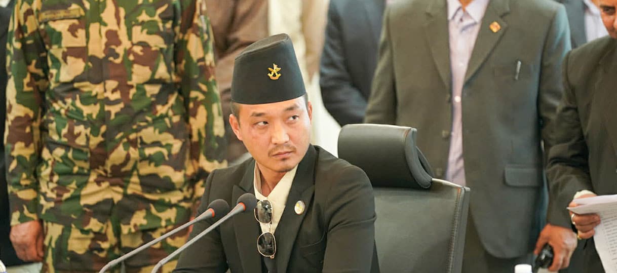 ओली र लेखकलाई पक्राउ गर्नेबारे छलफलमा गृहमन्त्री गुरुङ