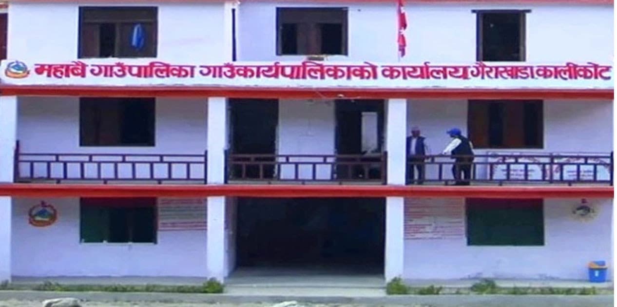 एसइई दिएका विद्यार्थीलाई शैक्षिक परामर्श दिँदै गाउँपालिका