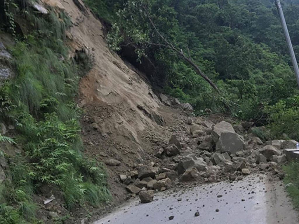 नारायणगढ-मुग्लिन सडक खण्डका उच्च जोखिम क्षेत्रमा पहिरो नियन्त्रणका लागि ठेक्का आह्वान
