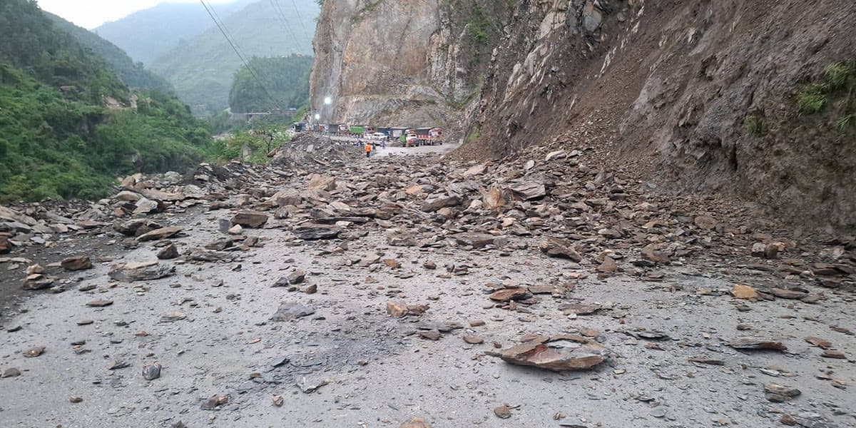 बाढी र पहिरोका कारण देशभरका यी मुख्य राजमार्ग अवरुद्ध