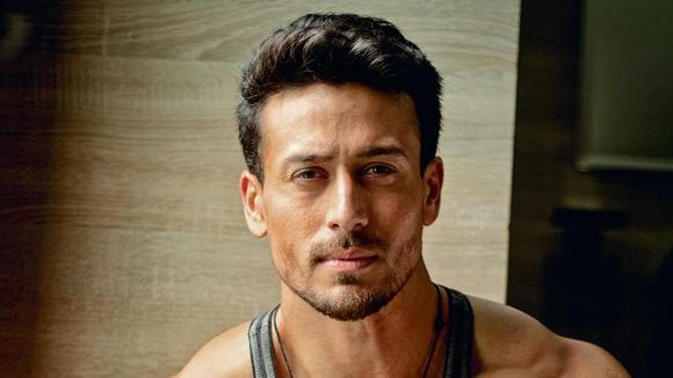 बलिउड अभिनेता टाइगर श्रफको गाडीमा गोली प्रहार, चालक घाइते