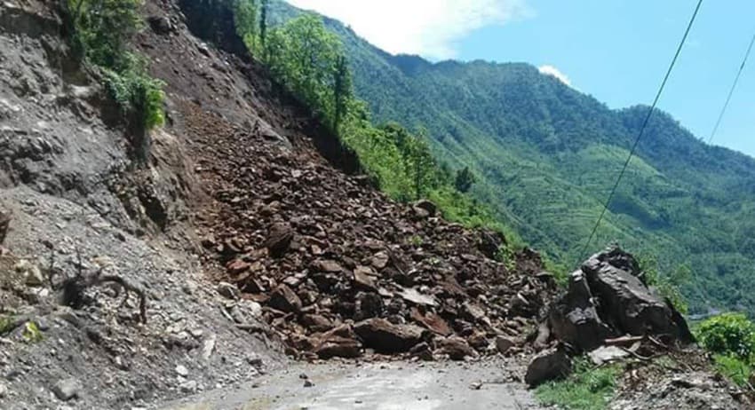 अविरल वर्षा र बाढीपहिरोले कर्णालीका दुई राजमार्ग पूर्ण रूपमा अवरुद्ध