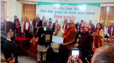 आख्यानकार ध्रुवचन्द्र गौतमलाई ‘राष्ट्रिय लेखक पुरस्कार’ प्रदान