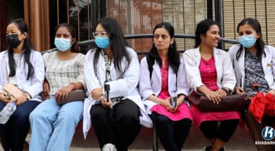पारिश्रमिकमा विभेद खेपेका आवासीय चिकित्सकको कटाक्ष– आफैँ बिरामी भएर कसको उपचार गरौँ ?