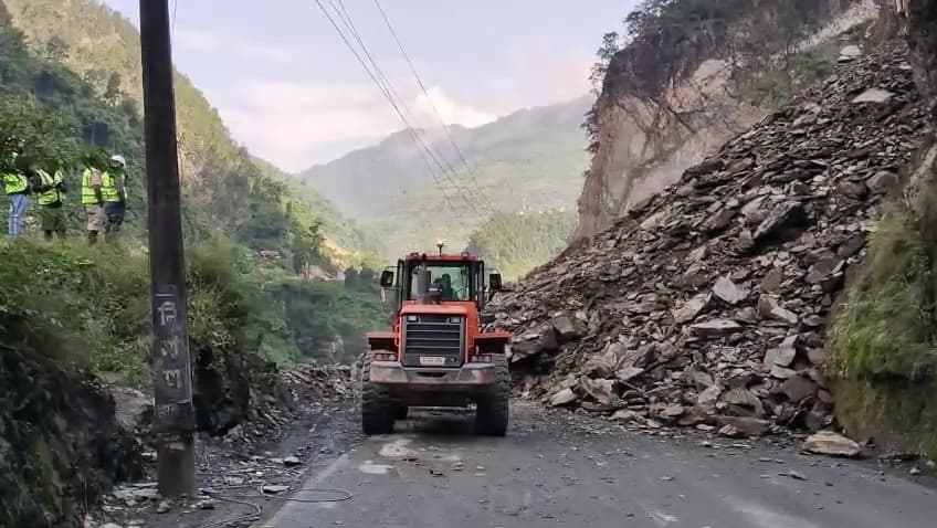 वर्षाका कारण पहिरो खस्दा विभिन्न राजमार्ग अवरुद्ध