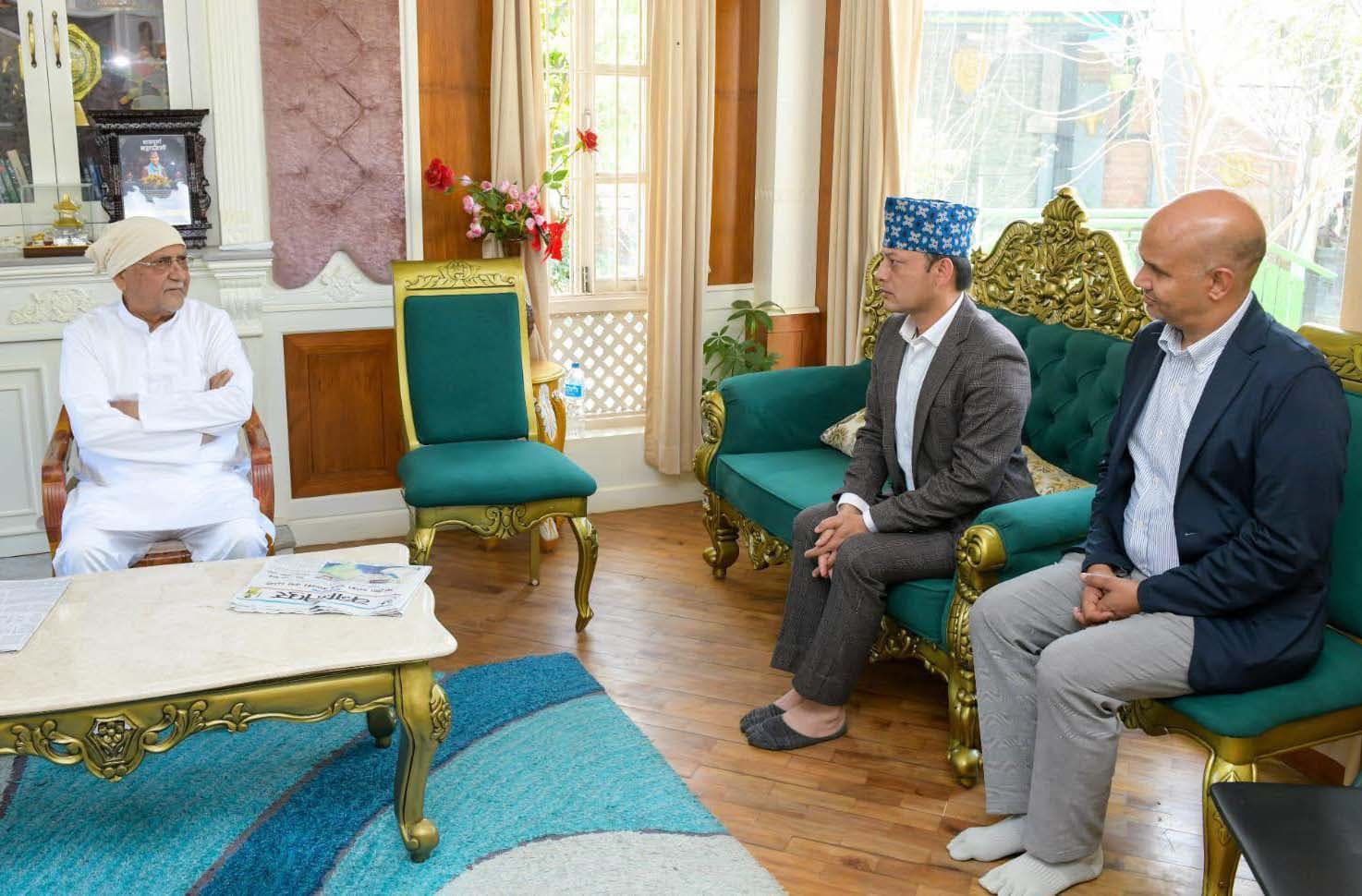 रास्वपा उपसभापतिद्वारा एमाले अध्यक्ष ओलीसँग भेट गरी समवेदना व्यक्त