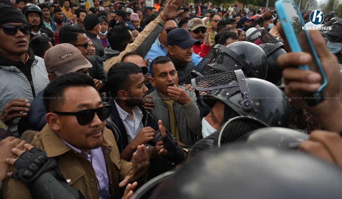 बबरमहल क्षेत्रमा प्रदर्शनरत एमालेका कार्यकर्ता र प्रहरीबीच झडप
