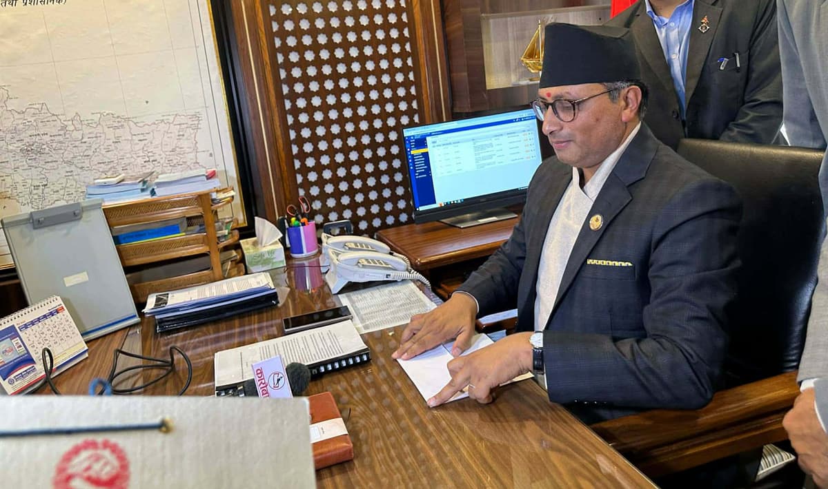 अर्थमन्त्रीको निष्कर्ष : वितरणमुखी अतिवाद र फितलो कार्यान्वयनले अर्थतन्त्रलाई अनुत्पादक चक्रमा फसायो