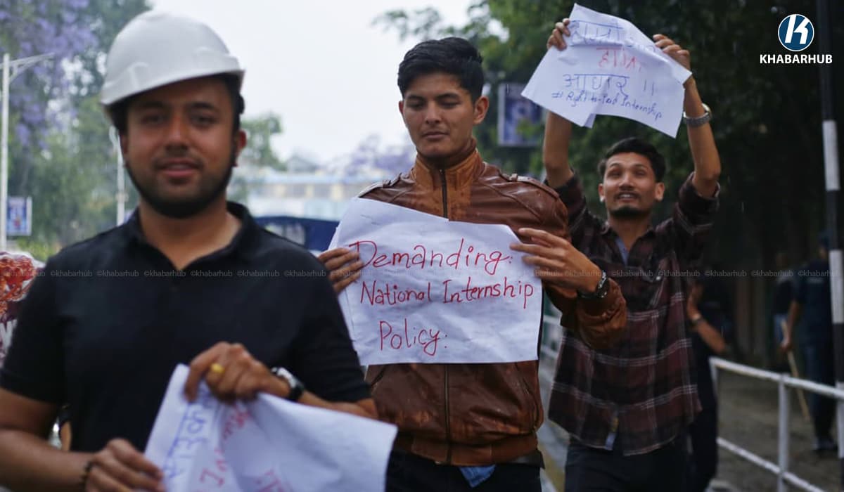 पेड इन्टर्नशिप माग गर्दै डाक्टर, इन्जिनियरको पोसाकमा प्रदर्शन