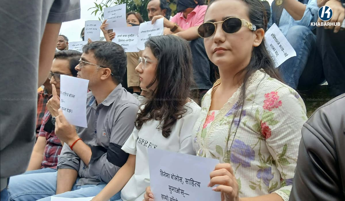 अदालतले ‘लालीबजार’ रोकेपछि सडकमा उत्रिए कलाकार (तस्बिरहरू)