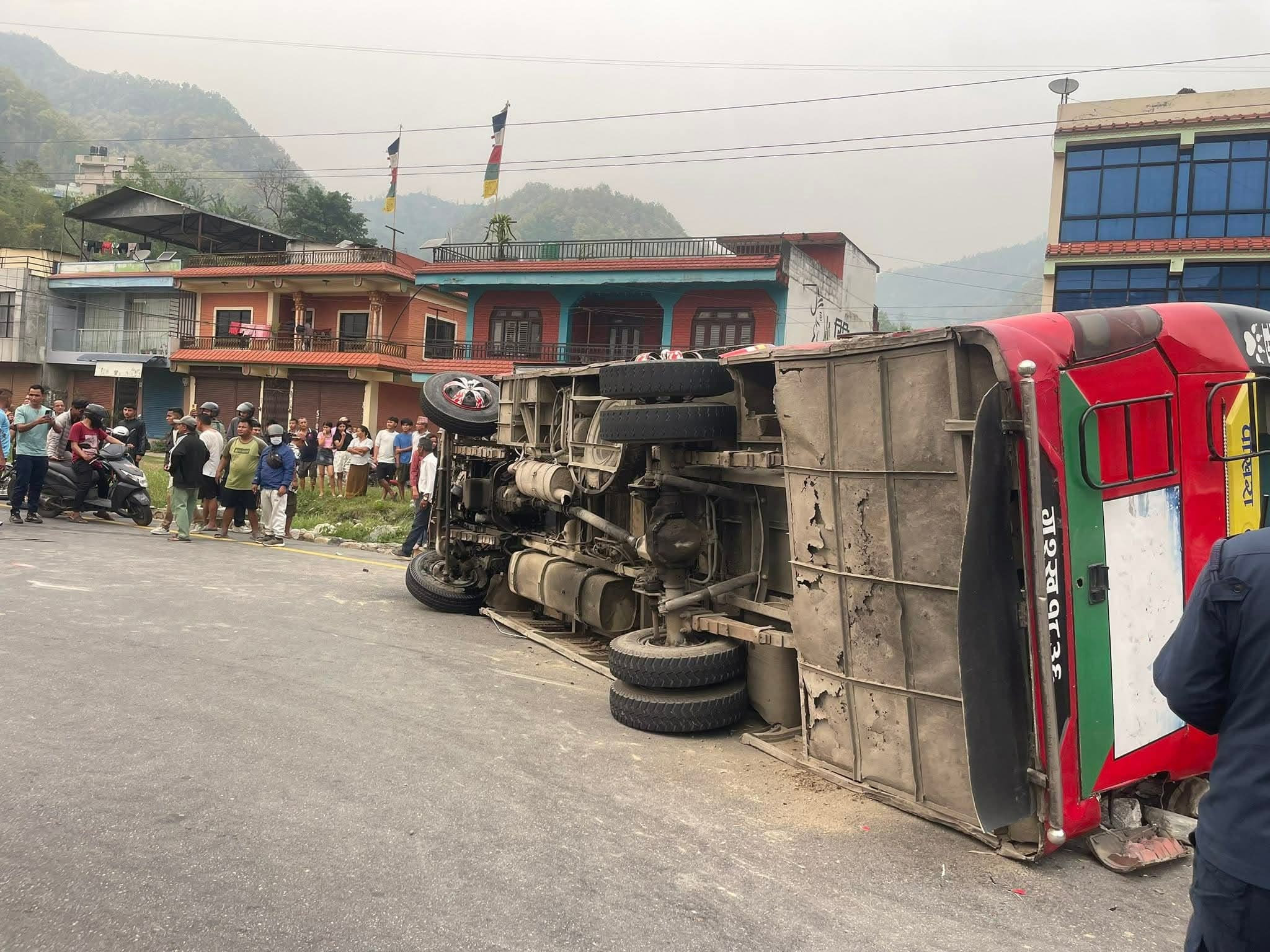 पृथ्वी राजमार्गमा बस दुर्घटना हुँदा ३१ जना घाइते