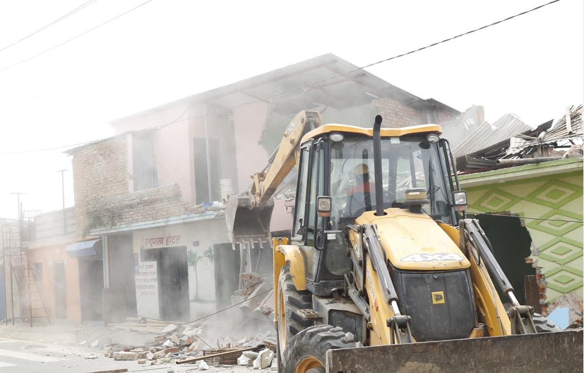 मनोहरामा सुकुम्बासी बस्ती हटाउन पुगेको टोलीमाथि ढुंगामुढा, १९ सुरक्षाकर्मी घाइते