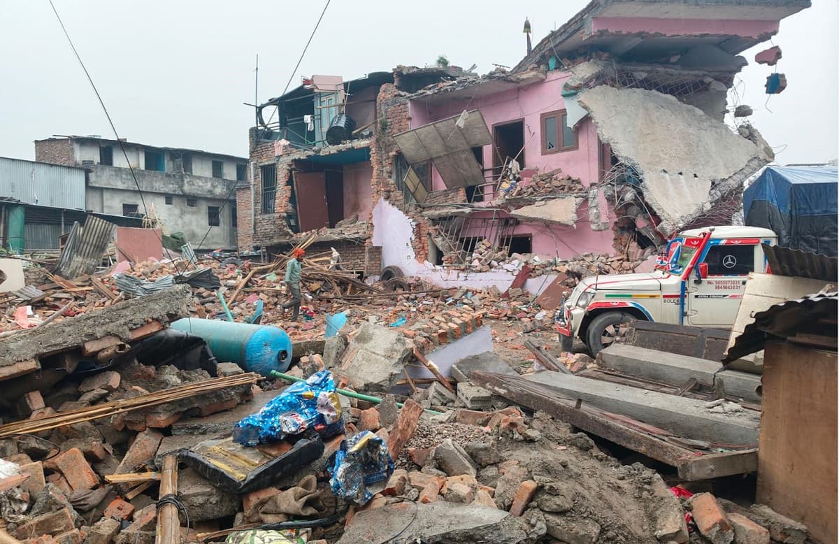 गैरीगाउँ क्षेत्रमा अतिक्रमण गरी निर्माण गरिएका सबै ठूला घर भत्काइयो