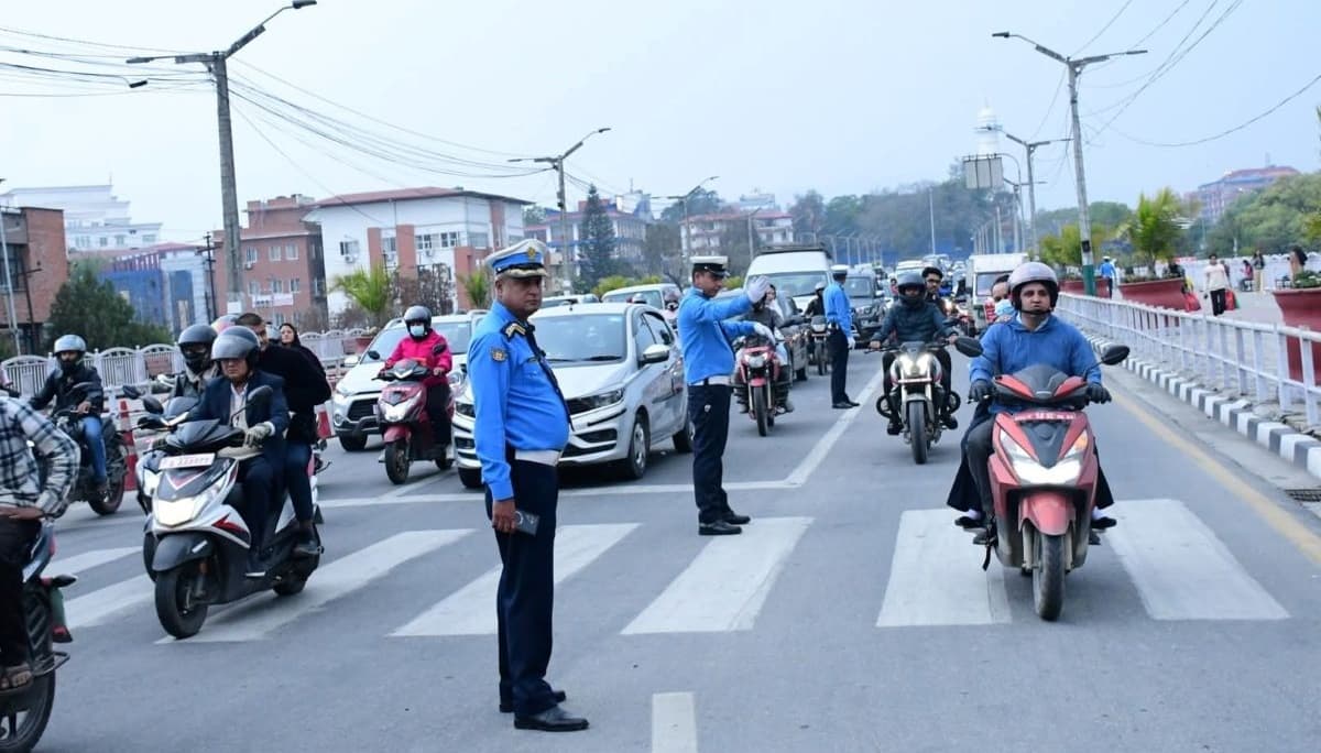 ट्राफिक प्रहरीको ‘सरप्राइज चेकिङ’ : सवारी नियम उल्लङ्घन गर्नेमाथि कडा निगरानी