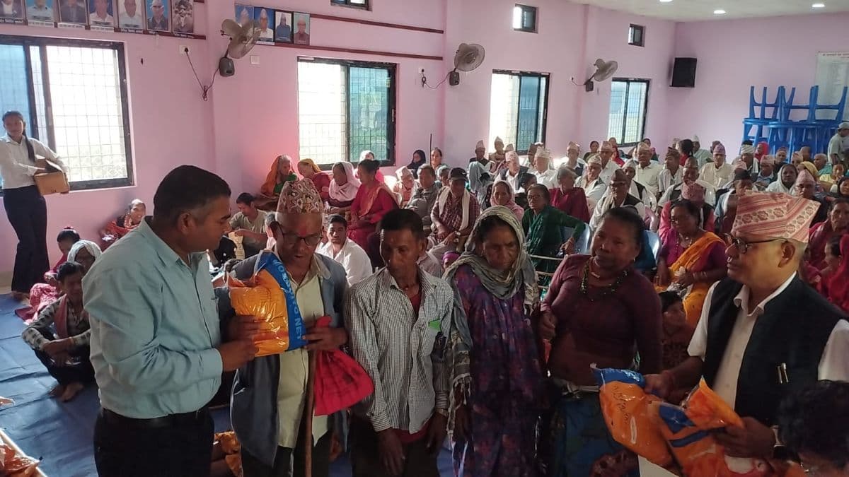 ज्येष्ठ नागरिकलाई झुल वितरण