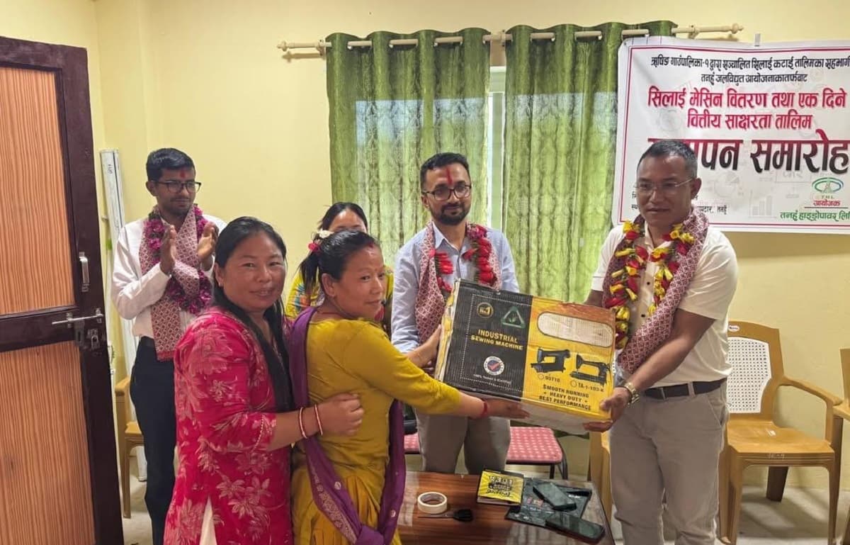 आयोजना प्रभावितलाई सिलाइ मेसिन वितरण