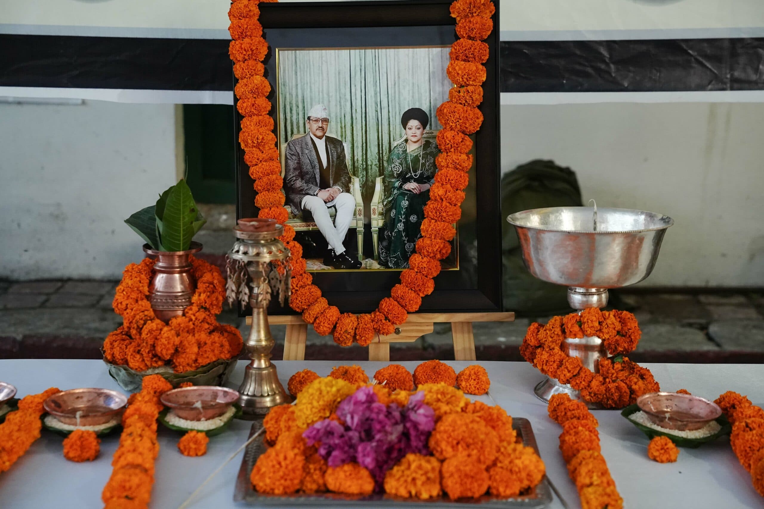 दरबार हत्याकाण्डको २५ वर्ष : नारायणहिटीमा पूर्वराजपरिवारका सदस्यको उपस्थितिमा श्रद्धाञ्जली अर्पण