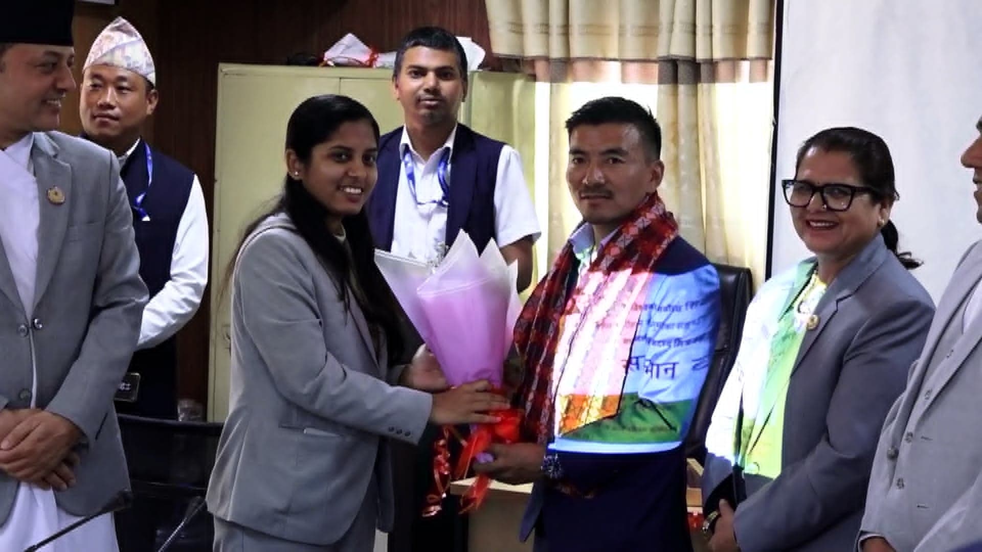 दश पटक सगरमाथा चढेका रास्वपा सांसद शेर्पा सम्मानित