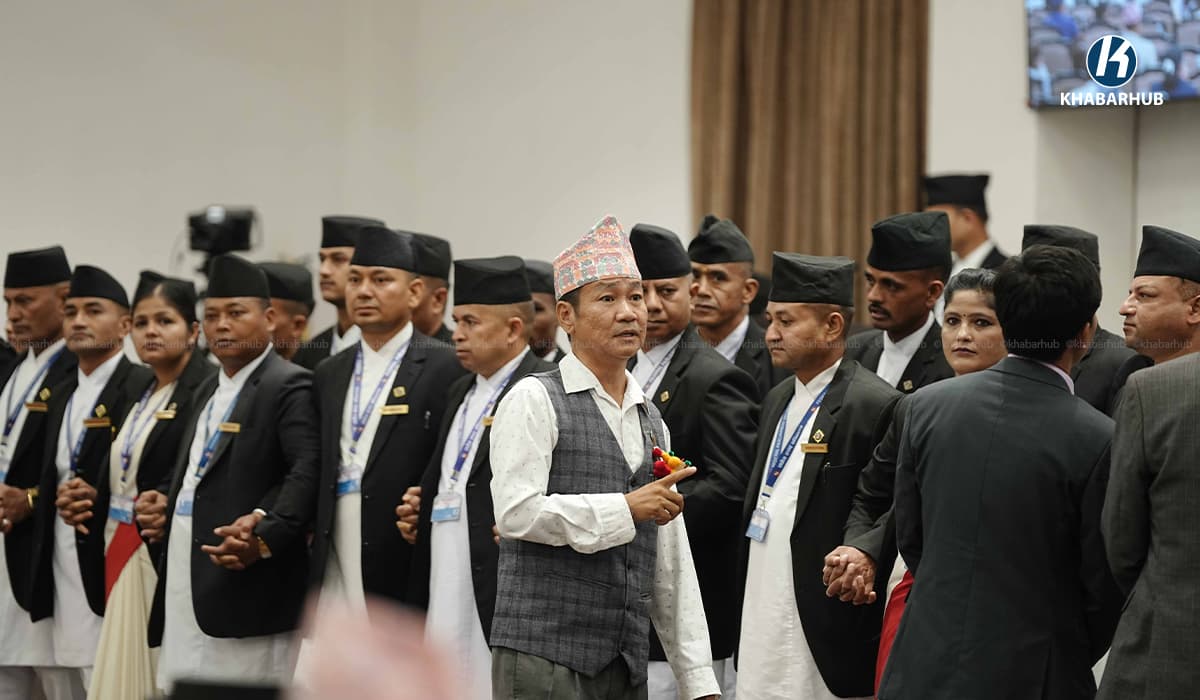 मन्त्रीले आफ्ना प्रश्नको जवाफ नदिएको भन्दै श्रम संस्कृति पार्टीका सांसदले घेरे वेल