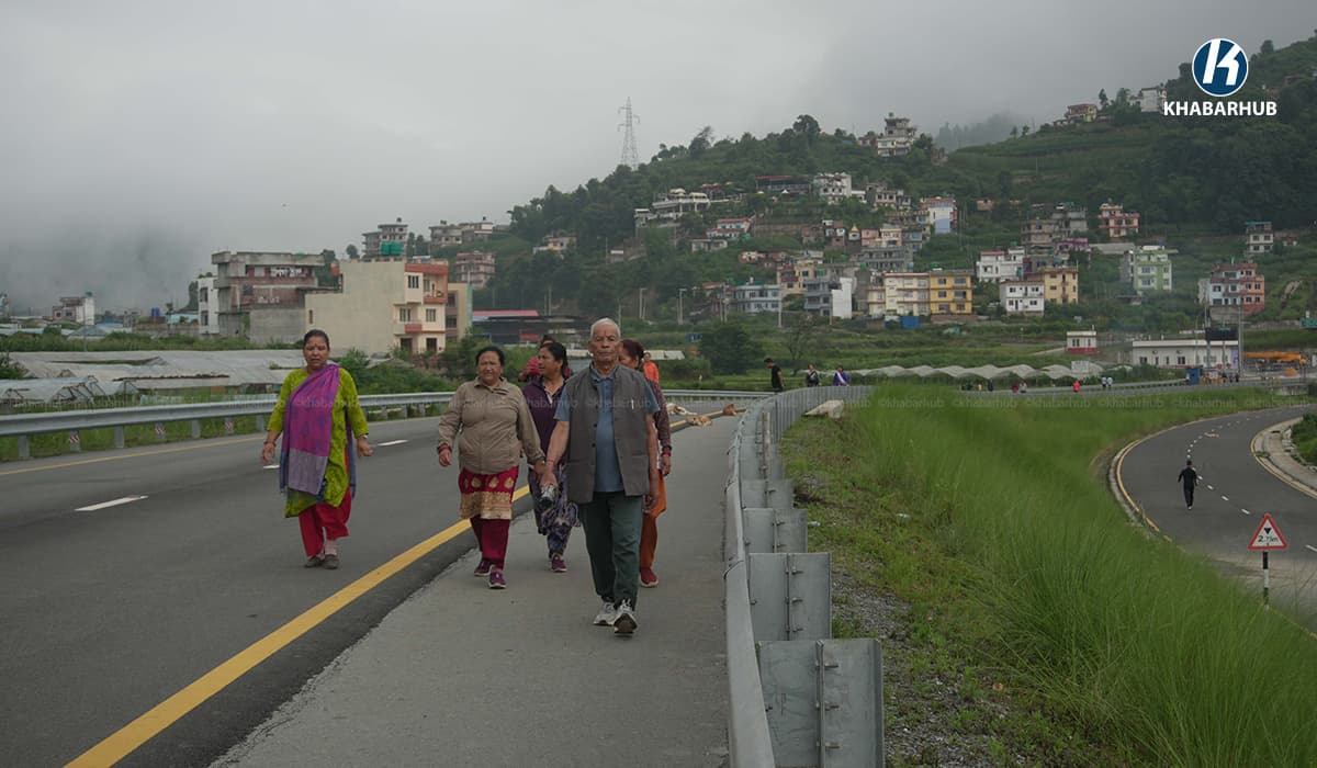 सुरुङ सञ्चालनअघि ‘मर्निङवाक’ गर्नेको रोजाइ बन्यो नागढुंगा-सिस्नेखोला लिंक रोड (तस्बिरहरू)