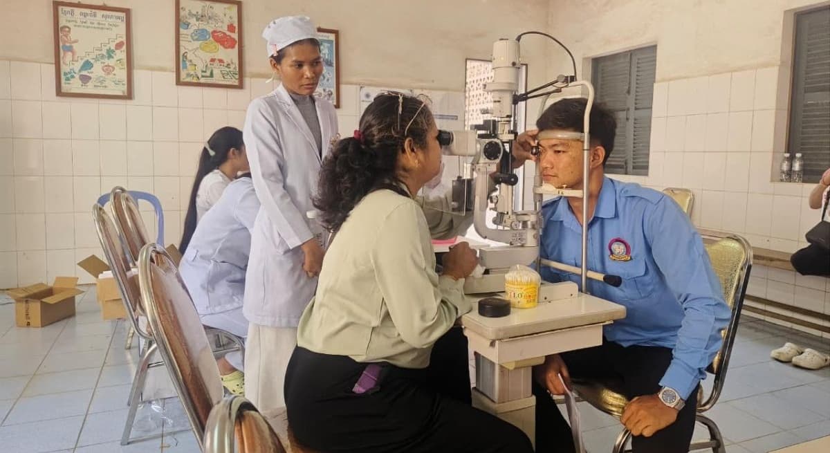 नेपाल नेत्रज्योति सङ्घबाट कम्बोडियामा पहिलो पटक निःशुल्क आँखा शिविर