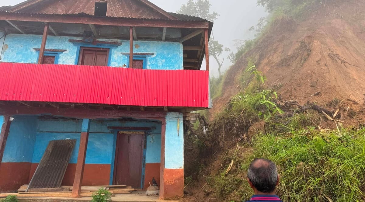 पाँचथरको फालेलुङमा पहिरोले ११ परिवार विस्थापित, ४६ घर उच्च जोखिममा
