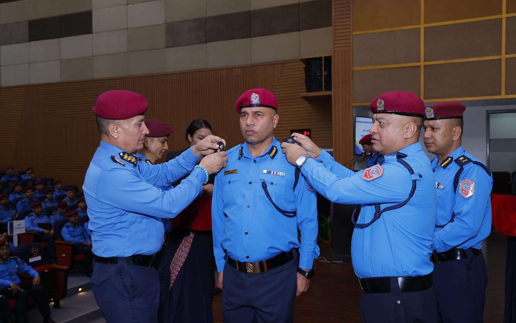 १० जना प्राविधिक प्रहरी अधिकृतलाई दर्ज्यानी चिन्ह प्रदान