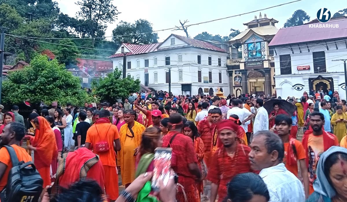 साउनको तेस्रो सोमबार : पशुपतिनाथमा दर्शनार्थीको घुइँचो