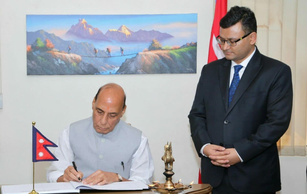 नेपाली दूतावास पुगेर भारतीय रक्षामन्त्रीले भने- यस कठिन घडीमा काँधमा काँध मिलाएर नेपालसँग उभिएका छौँ