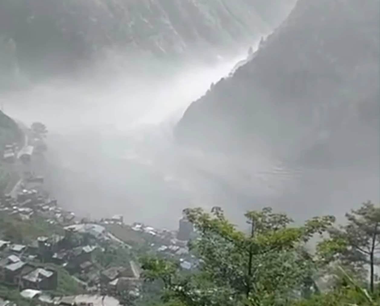 भोटेकोसी बाढीका प्रत्यक्षदर्शी भन्छन्- अचानक हुरी, धुलो र लेदोसहित उर्लिएर सबै छोप्यो