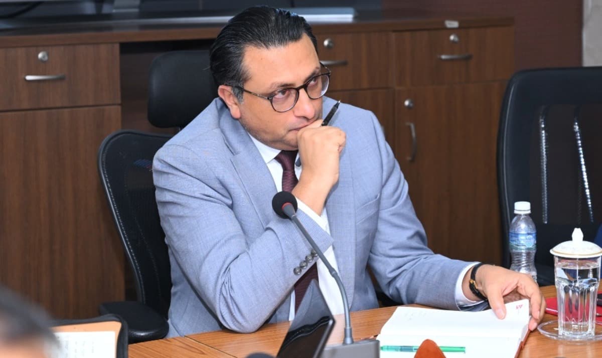 वित्तीय संकटमा परेकालाई कसरी राहत दिने? अर्थमन्त्री वाग्लेले मागे राष्ट्र बैंकसँग सुझाव