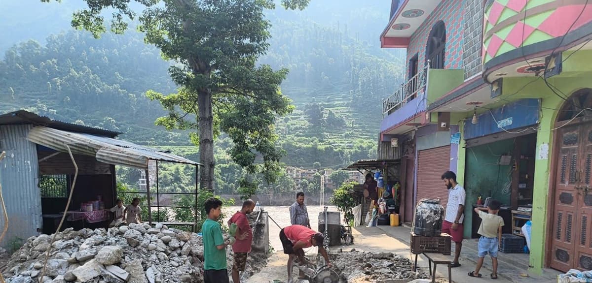 बाढी प्रभावित क्षेत्रमा १२ वटा झोलुङ्गे पुलको मर्मत सुरु, असोज २० भित्र सञ्चालनमा ल्याइने