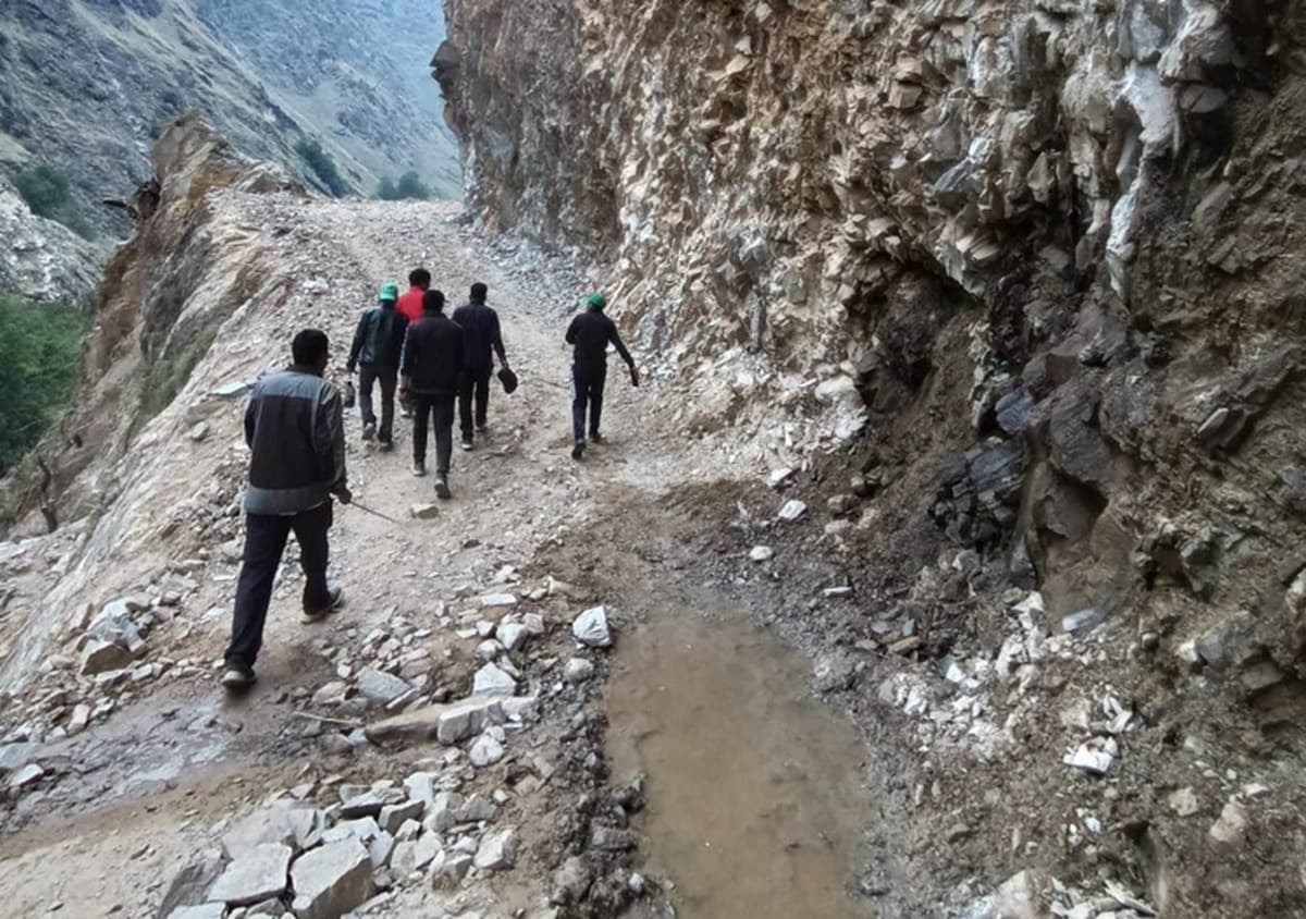 गमगढी–नाक्चेलाग्ना नाका सडक लथालिङ्ग