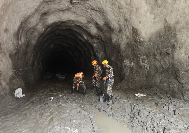 भोटेकोशी बाढी : रसुवागढी हाइड्रोको छैठौँ तलामा पुग्यो उद्धार टोली, लेदो पन्छाएर खोजी जारी