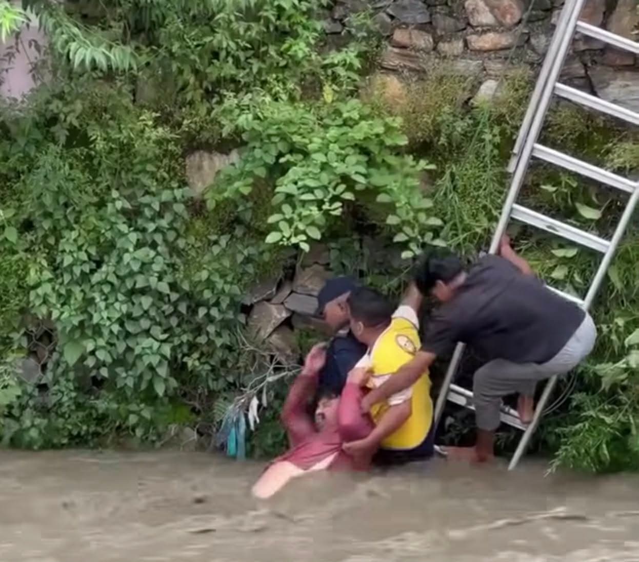 धोबीखोलामा बगेका एक जनाको उद्धार