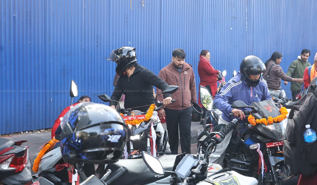 महानवमीमा भद्रकाली मन्दिरमा सवारीसाधन पूज्नेको भीड