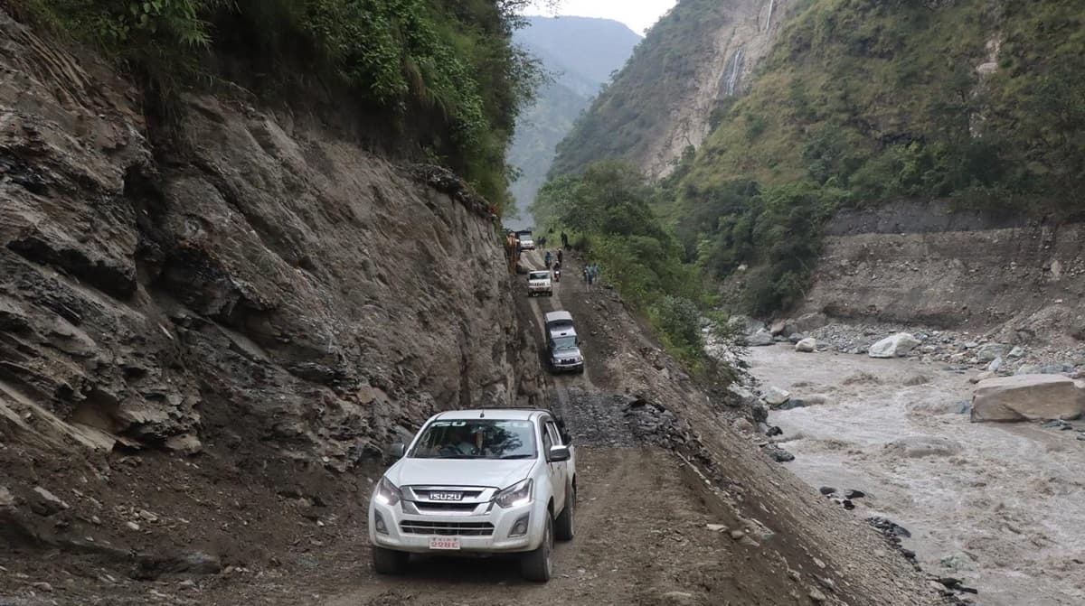विपद् प्रभावित बेनी-जोमसोम कोरला सडकमा यातायात सञ्चालनमा चुनौती