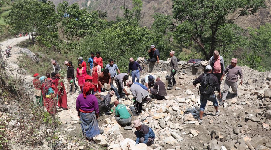 श्रमदानबाट सडक मर्मत