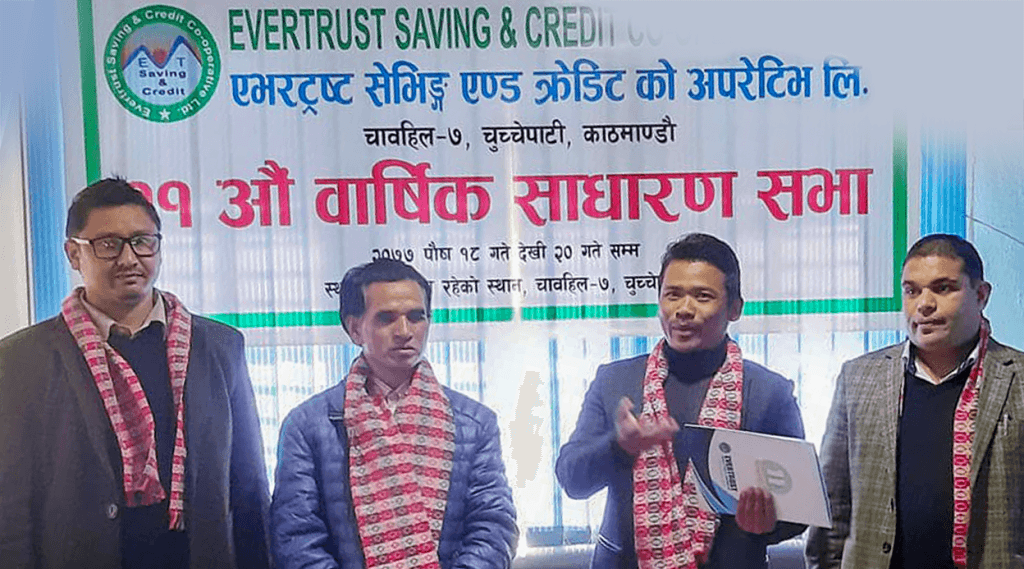 दृष्टिविहीनले बाटोमा गीत गाएर कमाएको ७० लाख सहकारीले खाइदियो, सञ्चालक फरार