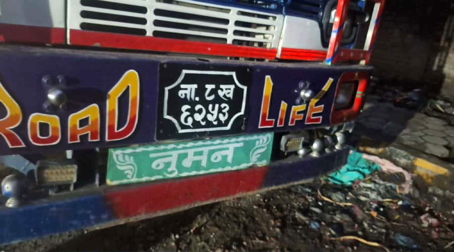 कवाडी बोकेका थप २ ट्रक सशस्त्रको नियन्त्रणमा, ७ वटा हरिहर भवन पुर्याइयो
