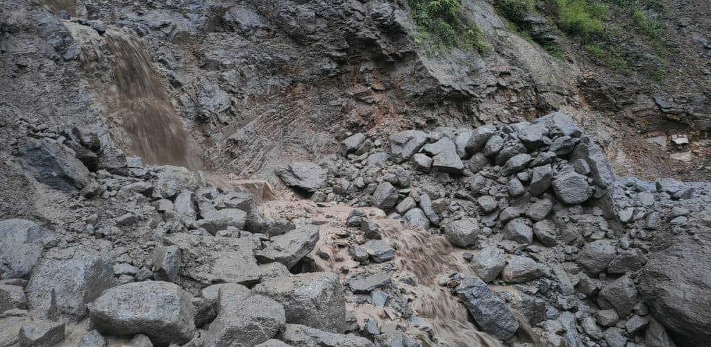 गगने खोलामा पहिरो, १९ घण्टादेखि कर्णाली राजमार्ग अवरुद्ध